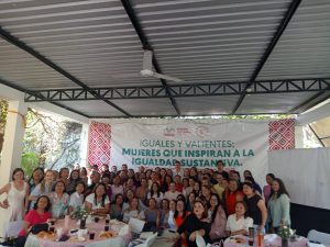 FOTOGRAFIA CON EL SR SECRETARIO EN EL TALLER IGUALES Y VALIENTES- MUJERES QUE INSPIRAN A LA IGUALDAD SUSTANTIVA 09-MARZO-2026